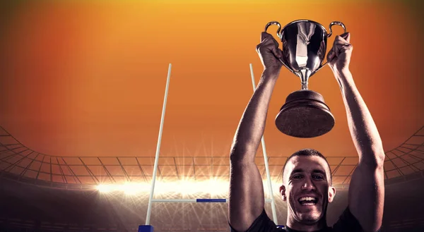 Porträtt Framgångsrik Rugbyspelare Hålla Trophy Mot Rugby Stadium — Stockfoto