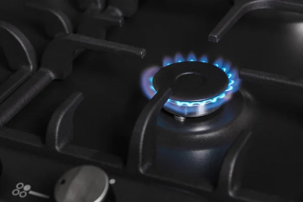 Черная Кухня Газовая Плита Горящая Горелка Крупный План — стоковое фото