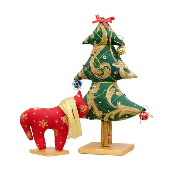 手工制作毛绒玩具孤立的新年树和红马 — 图库照片