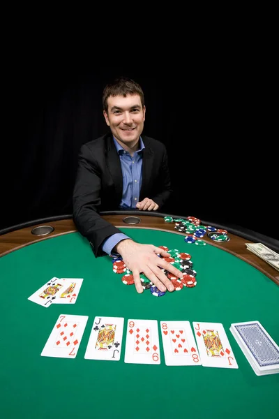 Sorrindo Homem Caucasiano Ganhar Fichas Casino Poker — Fotografia de Stock