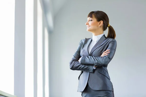 Imagen Joven Atractiva Empresaria Traje Negocios Sonriendo — Foto de Stock