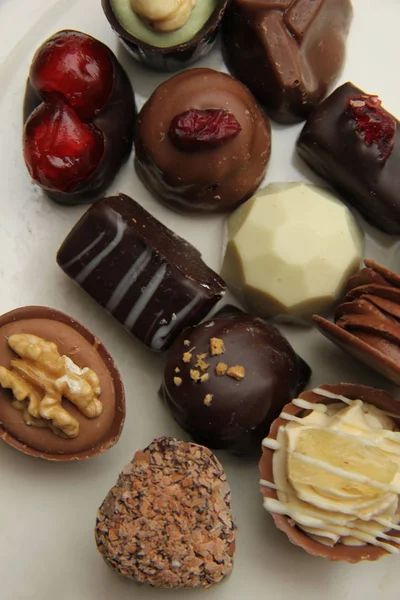 Deliciosos Chocolates Bélgica Decorados Con Frutos Secos Frutas —  Fotos de Stock