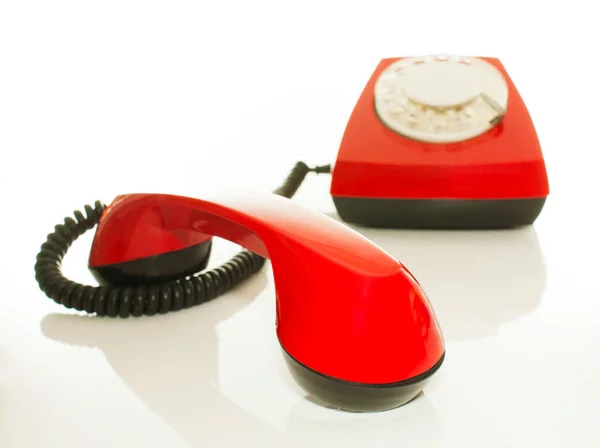 Красный Старомодный Телефон Телефон Белом Фоне Мелкая Глубина Резкости — стоковое фото