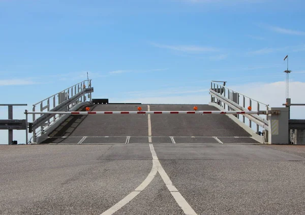 Lege Ferry Oprit Wegnaar Gesloten Veiligheid Boom Blauwe Hemel — Stockfoto