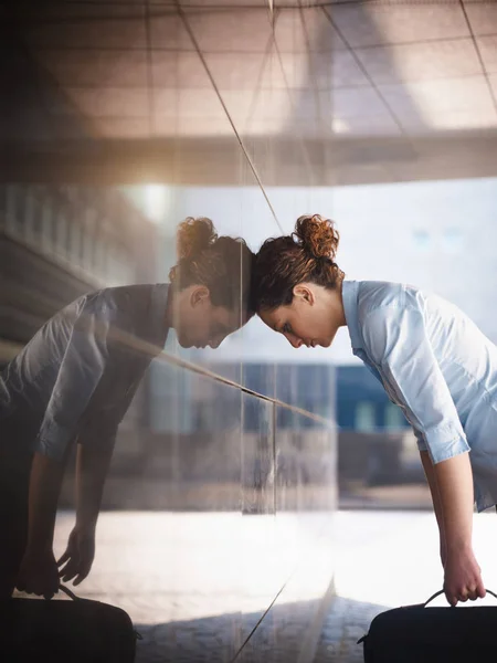 Adulte Italien Femme Frapper Tête Contre Mur Extérieur Bâtiment Bureaux — Photo