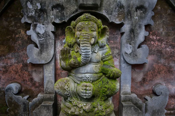 Beeldhouwkunst Van Ganesha Bedekt Met Schimmel Mos Traditionele Hindoe Cultuur — Stockfoto