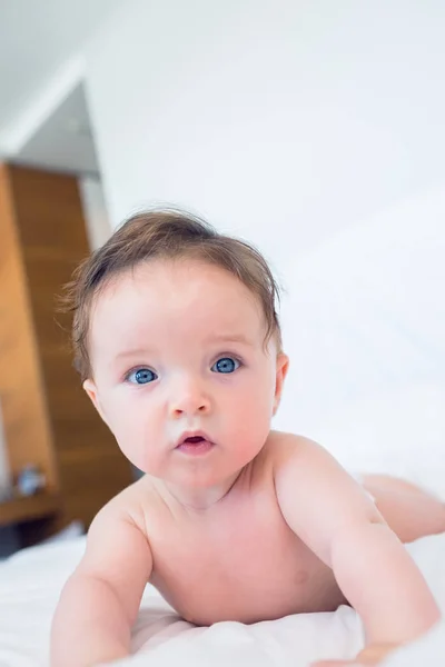 Porträtt Söt Baby Pojke Med Blå Ögon Som Ligger Sängen — Stockfoto