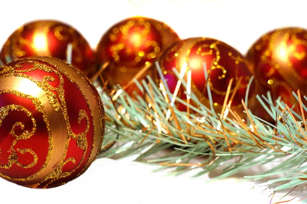 Composição Bolas Vermelhas Natal Com Padrão Ouro Ouropel — Fotografia de Stock