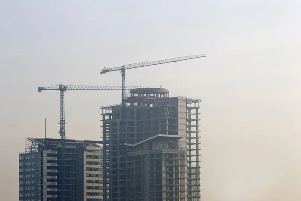 Edifício Arranha Céus Construção Guindastes Manhã Nebulosa — Fotografia de Stock