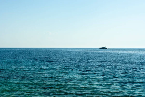 Jedna Jachta Otevřeném Moři — Stock fotografie