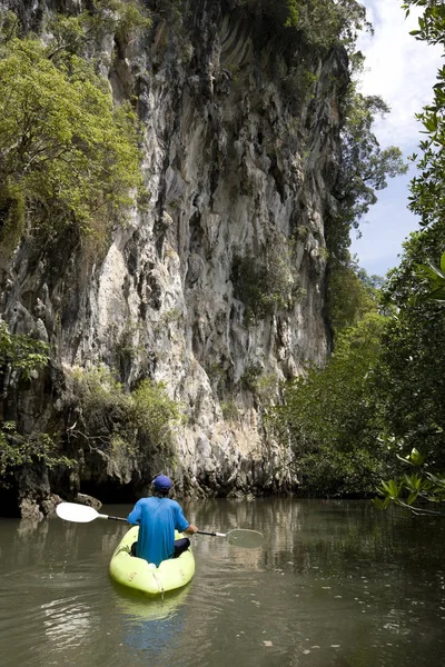 Kayak Vicino Rocce Calcaree Provincia Krabi Thailandia Meridionale — Foto Stock