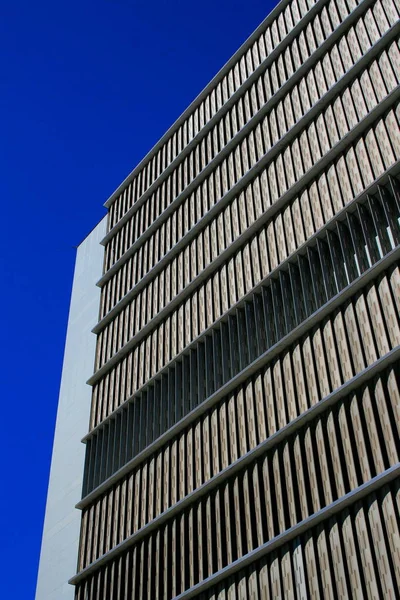 Primer Plano Edificio Moderno Sobre Cielo Azul — Foto de Stock