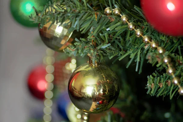 Γυάλινο Σφαιρίδιο Και Διακοσμήσεις Για Χριστουγεννιάτικο Δέντρο — Φωτογραφία Αρχείου