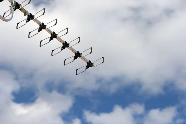 Detalle Antena Televisión Analógica Aérea Con Fondo Cielo Nublado — Foto de Stock