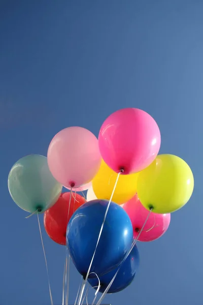 Πολύχρωμα Μπαλόνια Ένα Φωτεινό Μπλε Ουρανό — Φωτογραφία Αρχείου