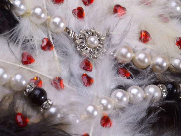 Détail Collier Perles Sur Plumes Noires Blanches Avec Coeurs Strass — Photo