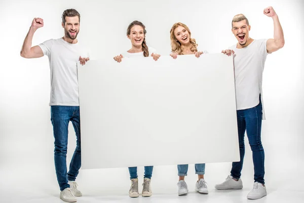 Amigos Felices Sosteniendo Tarjeta Blanca Blanco Mirando Cámara Blanco — Foto de Stock