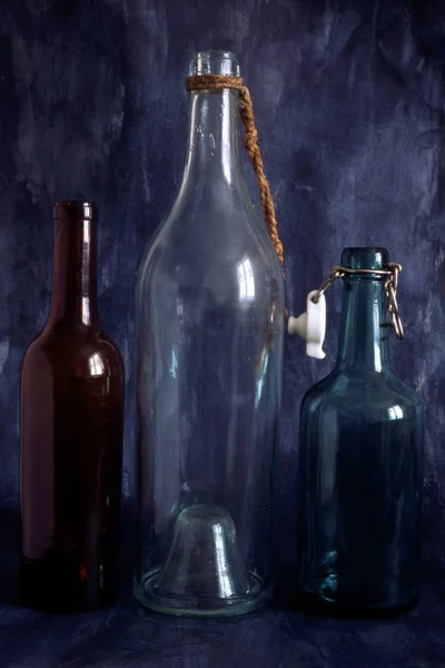 Kilka Starych Pustych Butelek Wyizolowanych Malowanym Tle — Zdjęcie stockowe