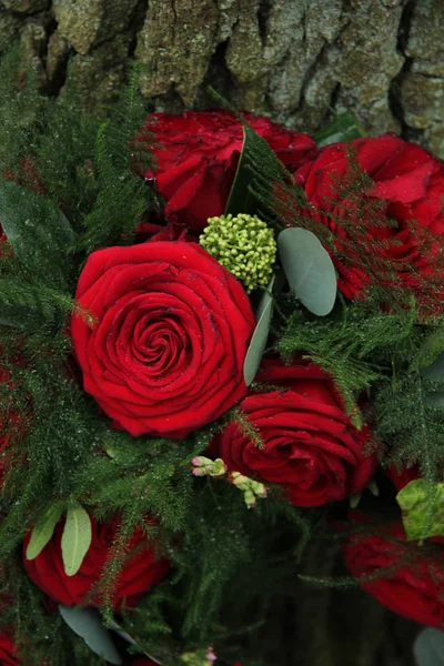 Rote Rosen Eukalyptus Und Efeu Einem Blumengesteck — Stockfoto