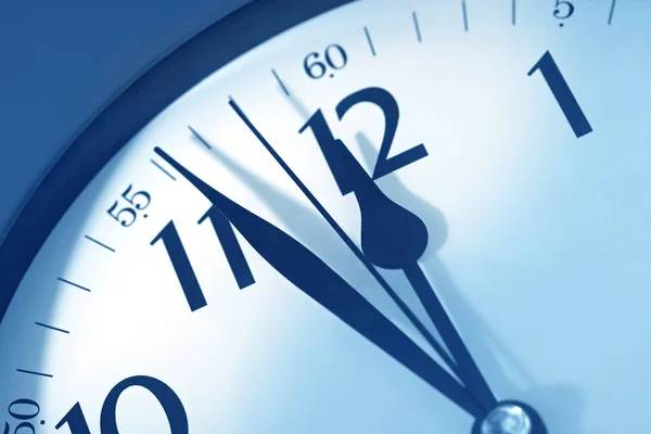 Годинник Показується Незадовго Опівночі Блакитне Тоноване Зображення Яким Фокусом — стокове фото