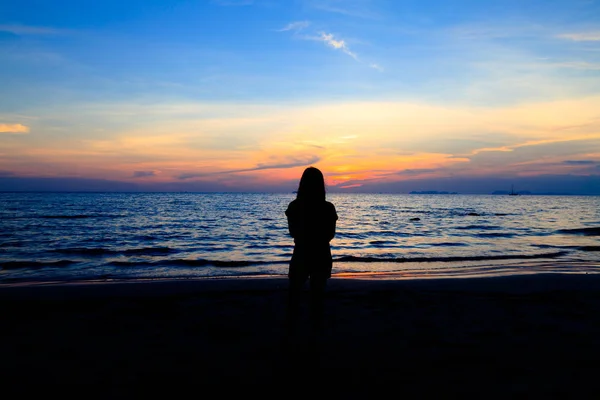 Asiatisk Tjej Stranden Sunset — Stockfoto