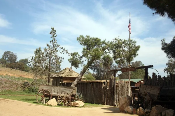 Fort Met Wagons Gelegen Het Prachtige Landschap Een Ranch — Stockfoto