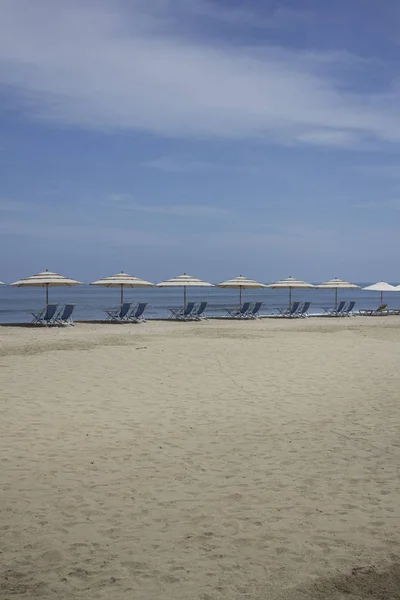 Plage Avec Chaises Longues Parasols — Photo