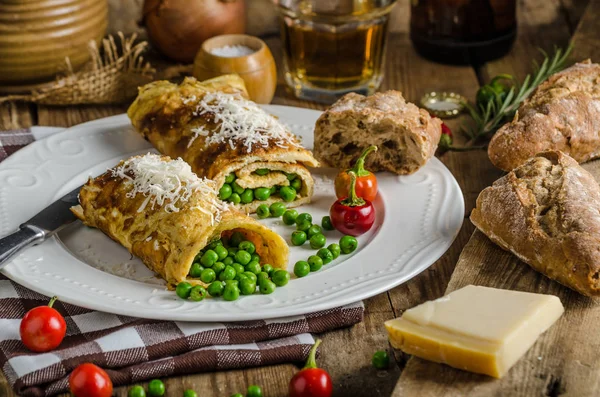 Café Manhã Completo Com Proteína Omelete Com Ervilhas Pouco Queijo — Fotografia de Stock