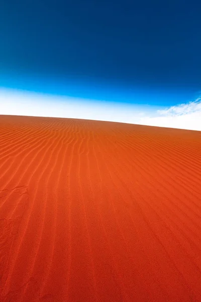Outback Vermelho Ondulação Areia Duna Deserto Com Céu Azul — Fotografia de Stock