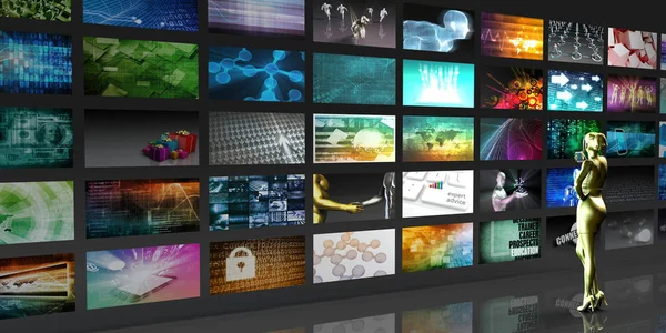 Frau sieht Video-Displays auf schwarzem Hintergrund Kunst — Stockbild Frau Sieht Video Displays Auf Schwarzem Hintergrund Kunst — Stockfoto