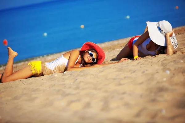 Belle Ragazze Che Riposano Spiaggia Estate Calda — Foto Stock