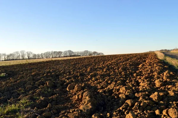 Tierra Volteó Con Grandes Terrones Campo Con Una Puesta Sol — Foto de Stock