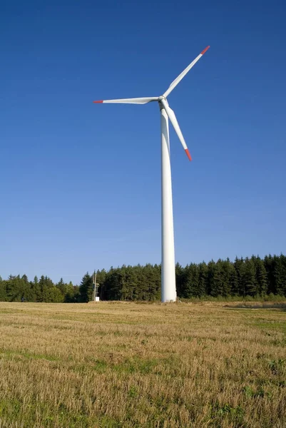 Wind Turbine Tegen Blauwe Lucht Met Het Bos Achtergrond — Stockfoto