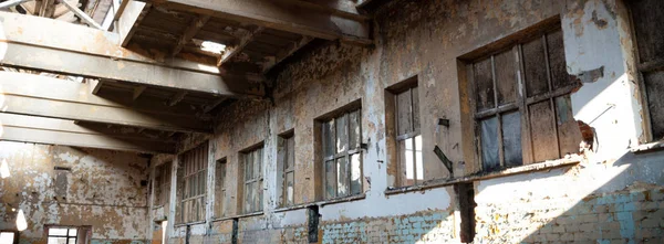 Ruina Desechada Con Ventanas Paredes Viejas Ventana Industrial Muro Hormigón — Foto de Stock