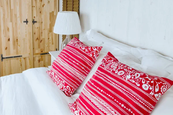 Красная Подушка Спальне Белой Простыней Лампой — стоковое фото