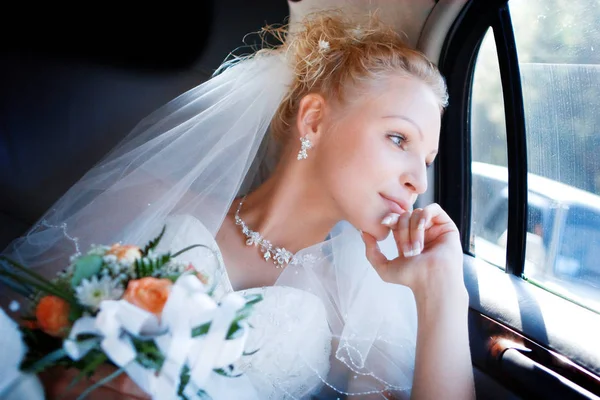 Pengantin Wanita Yang Bahagia Dalam Mobil — Stok Foto