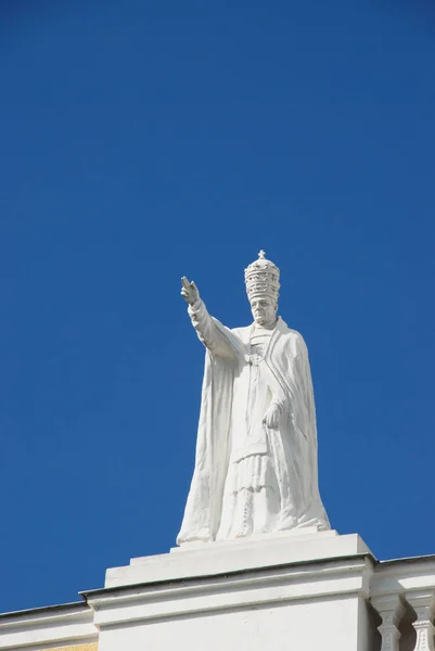 Witte Religieuze Sculptuur Met Kroon Hemel Achtergrond — Stockfoto