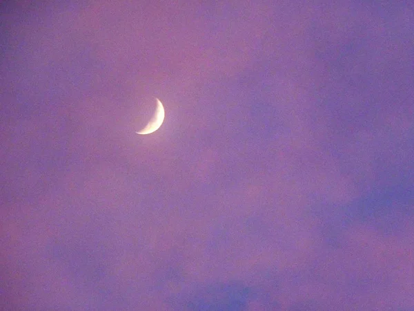 Luna Crescente Contro Cielo Viola — Foto Stock