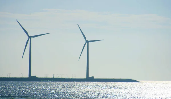 在海岸风力涡轮机 — 图库照片