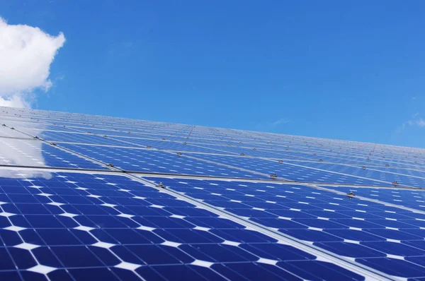 Panel Słoneczny Błękitne Niebo Odnawialne Źródła Energii Czysta Energia — Zdjęcie stockowe