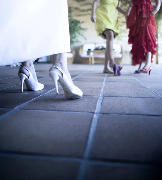 Ноги Нареченої Білому Високому Каблуці Взуття Довга Біла Весільна Сукня — стокове фото