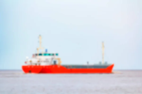红色货物船 软透镜散图像 焦背景 — 图库照片