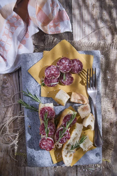 Presentation Typisk Focaccia Och Toskanska Salami — Stockfoto