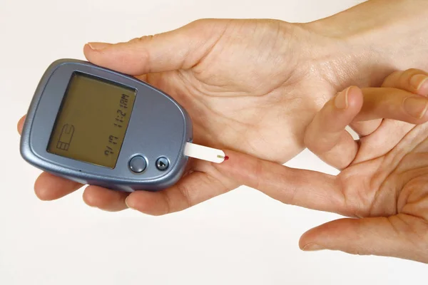 家庭糖尿病自我检测包 显示正在检测的血液滴 — 图库照片