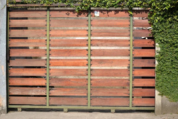 Bruine Houten Poort Met Groene Plant Als Decoratie — Stockfoto