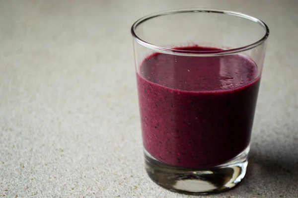 Batido Púrpura Con Bayas Fruta Vidrio Sobre Una Mesa Gris — Foto de Stock