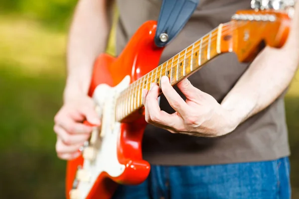 Homem Tocando Guitarra Foco Seletivo Mão Esquerda — Fotografia de Stock