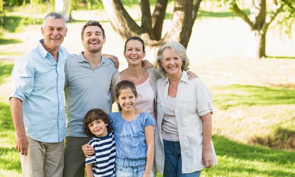 Retrato Una Feliz Familia Extendida Pie Parque — Foto de Stock