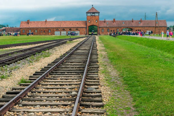 Osvětim Polsko Srpna 2017 Kolejnice Hlavním Vchodem Koncentračního Tábora Auschwitz — Stock fotografie