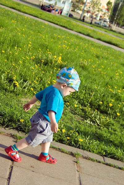 小さな男の子が道を歩き去る — ストック写真